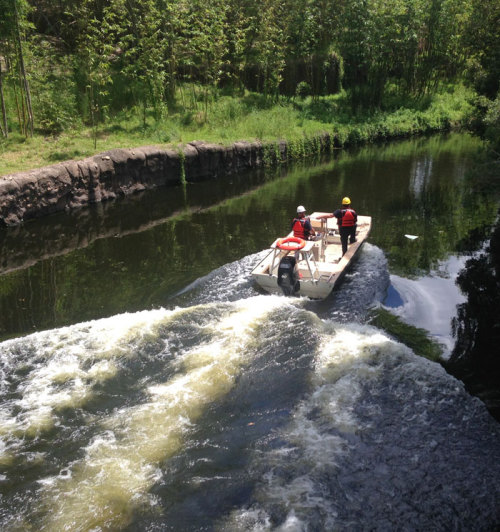 There were some Imagineers toodling around in a speedboat. When they spotted me taking pictures of the portable dams, they zipped away!