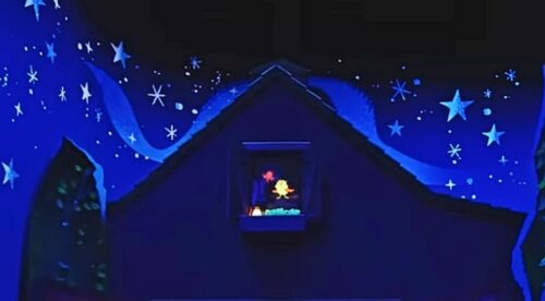 The barn in the Disneyland version of Mickey & Minnie's Runaway Railway does not have a weathervane